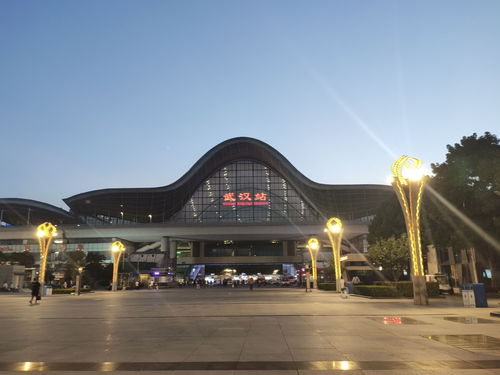 武漢火車站啟動節假日模式,延長亮燈時間照亮旅客回家路